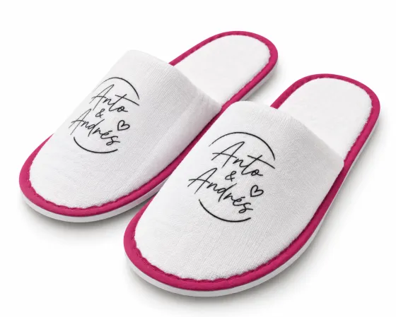 Pantuflas personalizadas con los nombres de los novios